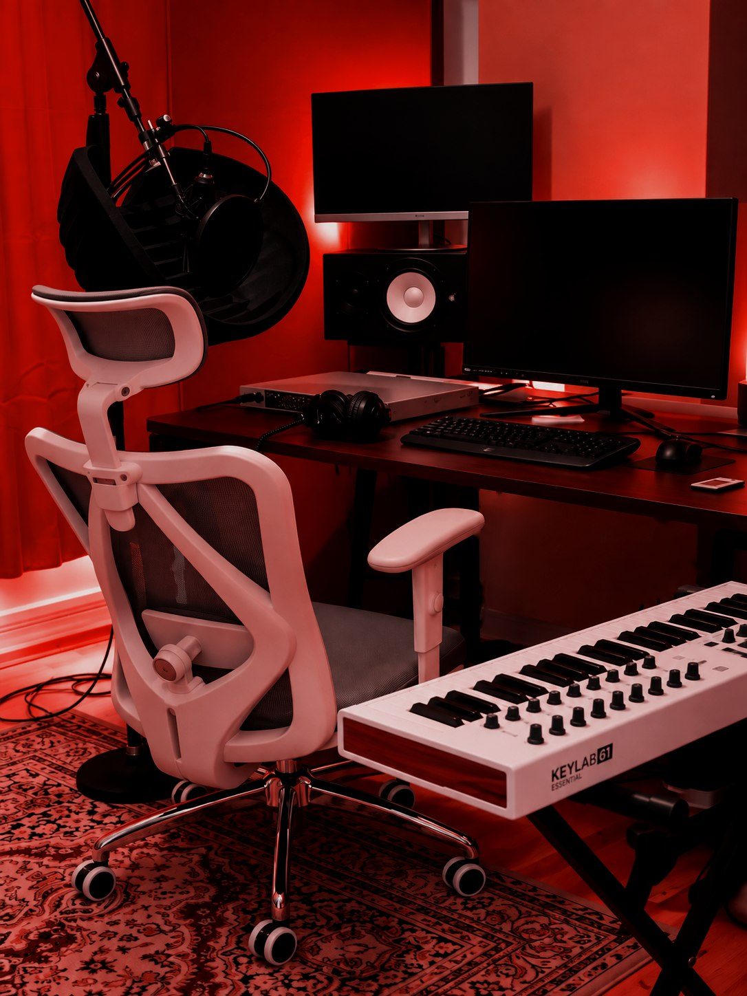 Le studio Subtönal : micro, fauteuil et clavier